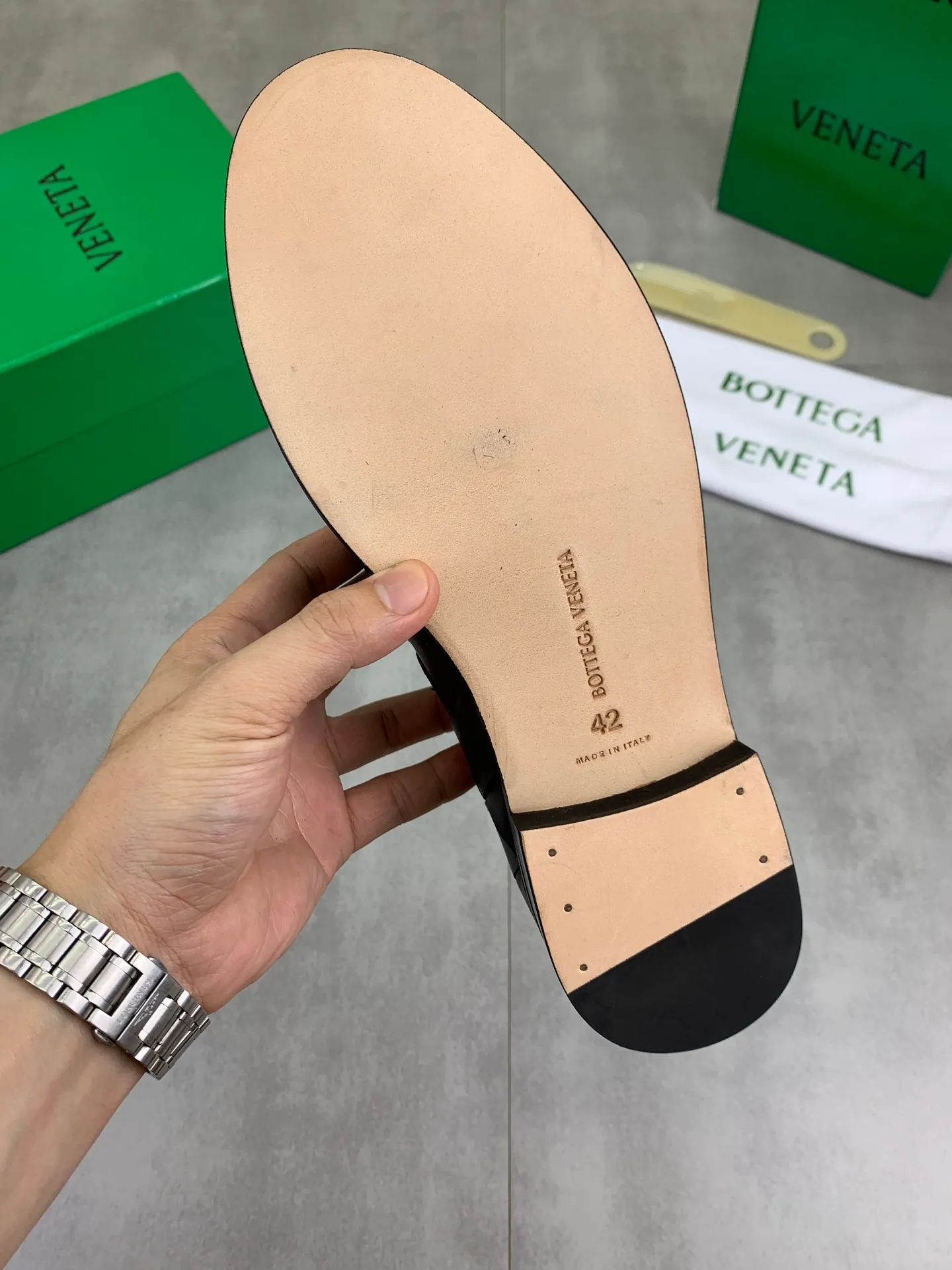 Factory price P860💰Top quality (genuine leather outsole series)💎💎💎 BOTTEGA VENETA official website synchronizes the latest model, top version of the highest version of BV business leather shoes in the market, accept material comparison, shoe type comparison, process comparison, practical and textured, versatile and suitable for any occasion, the more you look at it, the more flavorful it becomes. Pure hand-woven craftsmanship - upper material, imported original hand-woven calfskin - high-quality water-dyed cowhide inside - original private model customized handmade leather outsole -Size: female 35-39 (34 40 customized) male 39-44 (38 45 customized) Comes with original BV green box, complete packaging.
